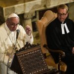C’eravamo tanto odiati: Papa Francesco fa pace con Martin Lutero
