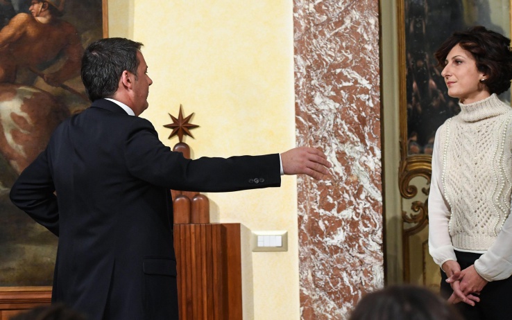 Il presidente del Consiglio Matteo Renzi con la moglie Agnese nella sala dei Galeoni dopo la conferenza stampa in cui ha annunciato le sue dimissioni, Roma, 5 dicembre 2016. ANSA/ALESSANDRO DI MEO