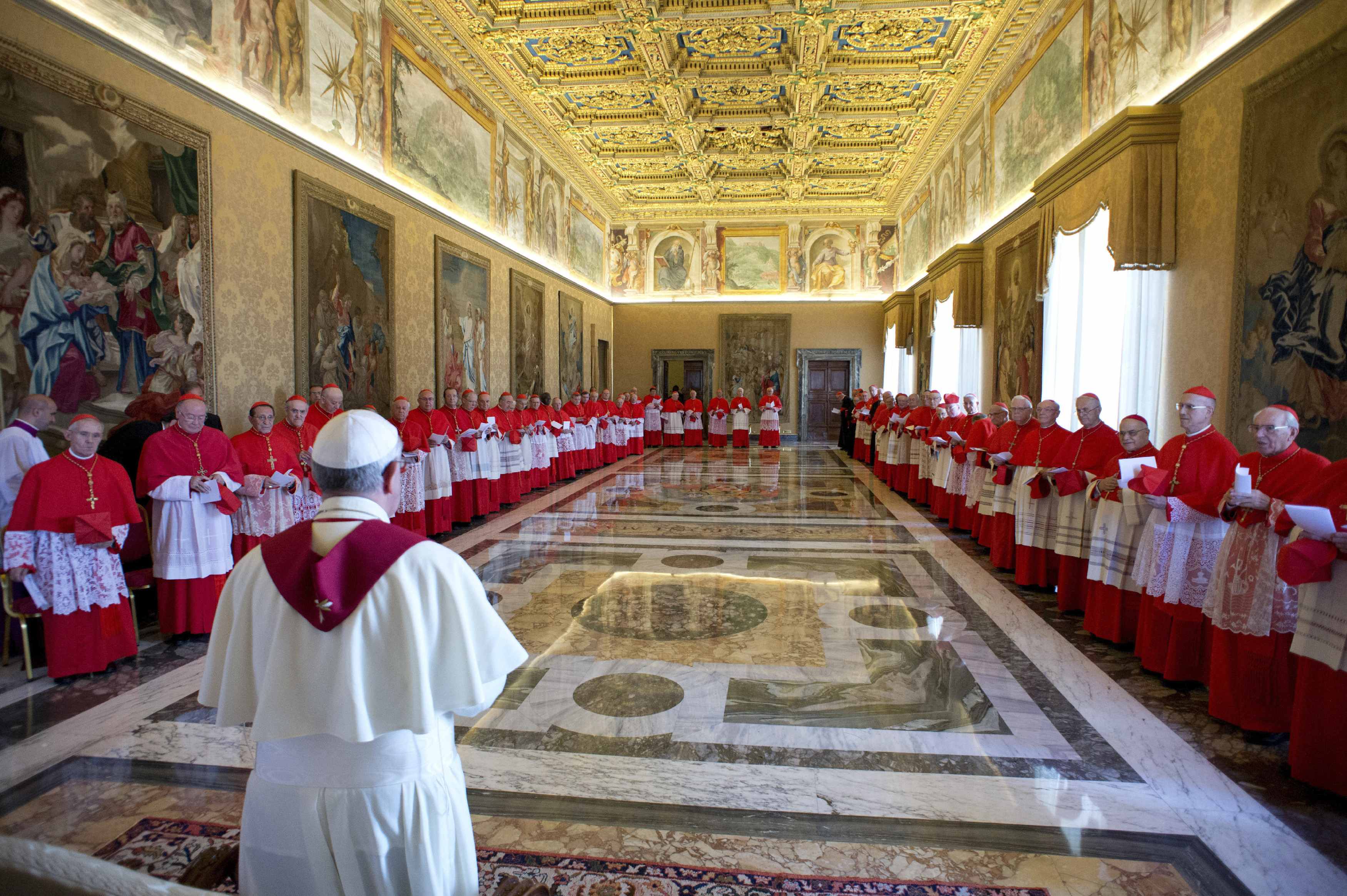 papa francesco mette in riga i cardinali ribelli