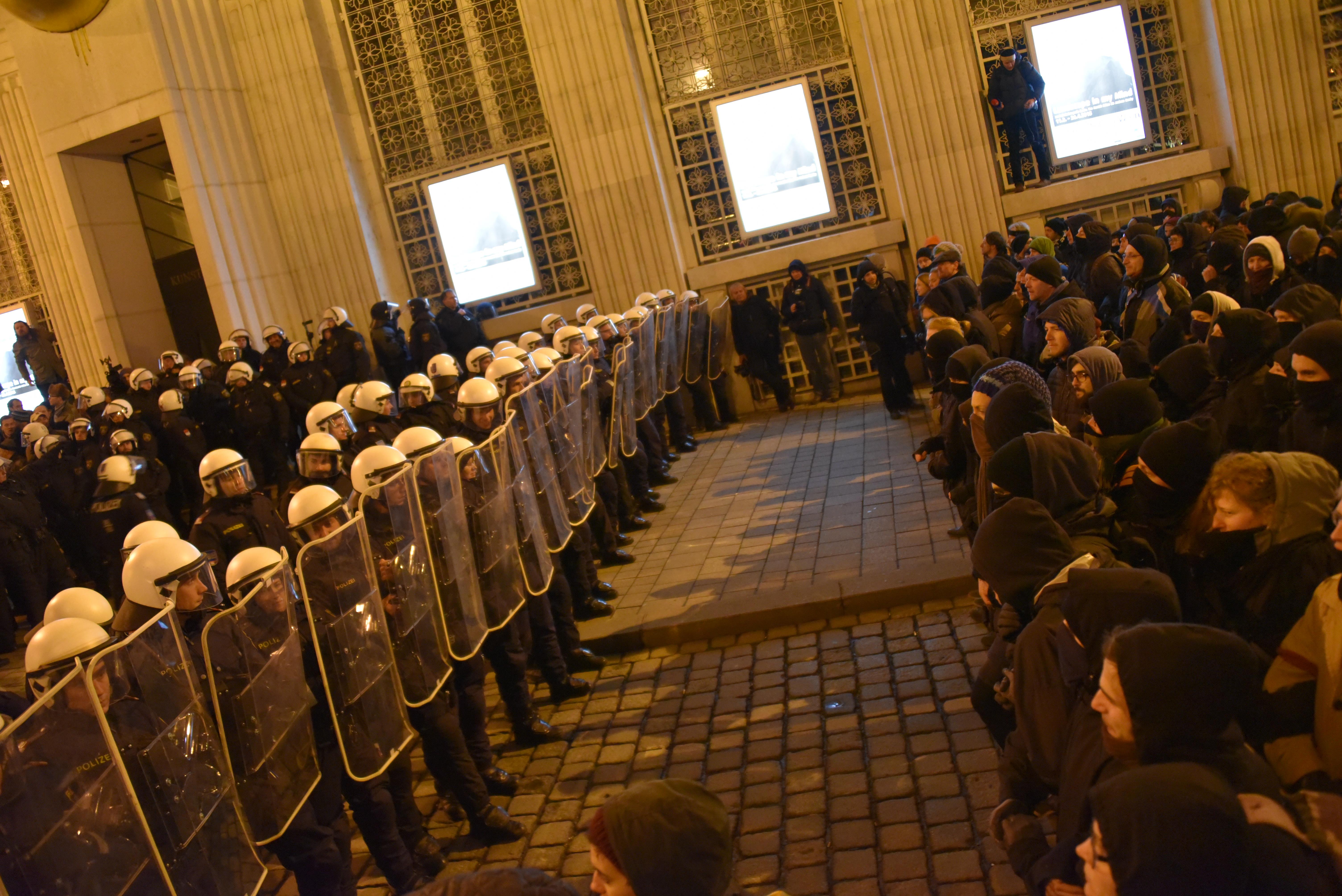 Fondamentalisti contro nazionalisti rischio guerriglia di religione