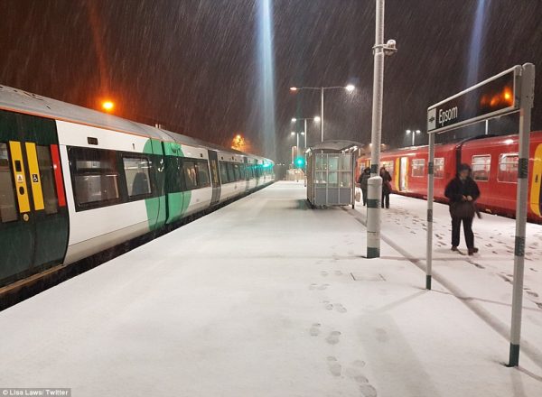 Slavina politica sui padri padroni del sistema ferroviario treni in servizio in Inghilterra durante una nevicata