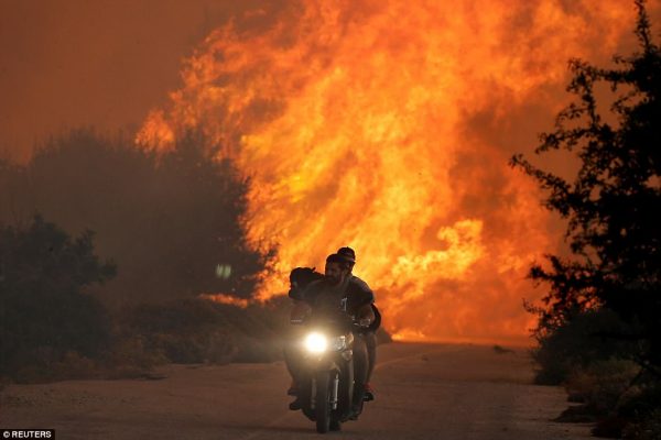 Atene brucia centinaia i morti nella Grecia in fiamme