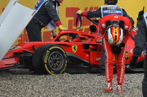 Autogol di Vettel e per le Ferrari il dopo Marchionne comincia male