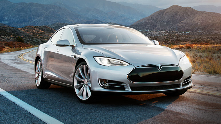 Duello per il mercato dell'auto elettrica Kalašnikov sfida Tesla