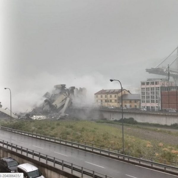 Genova strage e distruzione crolla viadotto autostradale