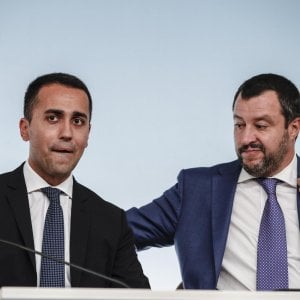 Ischia, non solo il governo rischia. Dai 5Stelle al Pd a Forza Italia, con la raffica di condoni previsti e in parte pervicacemente approvati, la maggioranza perde la faccia e innesca una serie di reazioni a catena, anche in casa dell’opposizione.