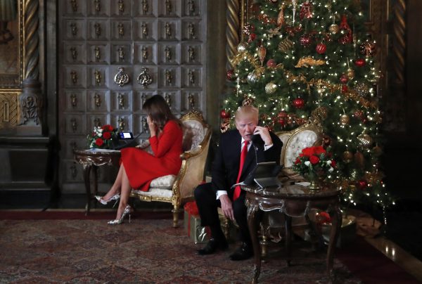 Solo e isolato Trump rovina il Natale all’America