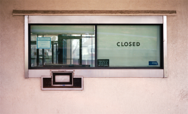 Banche grasse bancari cacciati sportelli tagliati