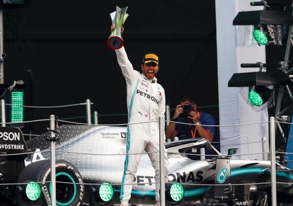 F1Hamilton ingrana la sesta Ferrari la marcia indietro