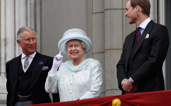 Secondo il New Work Post e vari quotidiani inglesi la Regina Elisabetta dopo quasi 70 anni di regno pobrebbe ritirarsi o abdicare. God Save the Queen !
