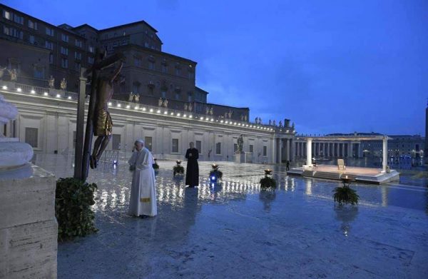 Mattarella e il Papa commuovono e scuotono il Paese 