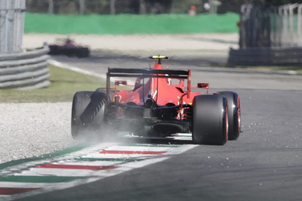 Ferrari di male in peggio Leclerc fuori pista Vettel ritirato