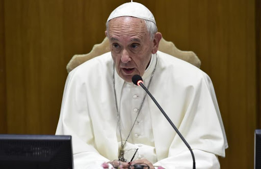 Porpore al vento Papa Bergoglio caccia un Cardinale