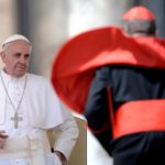 Porpore al vento Papa Bergoglio caccia un Cardinale