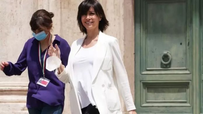 Agovino in pole per l’Arma Carfagna lunedì mamma