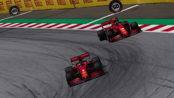 Verstappen alla grande Ferrari doppiate ma in rimonta