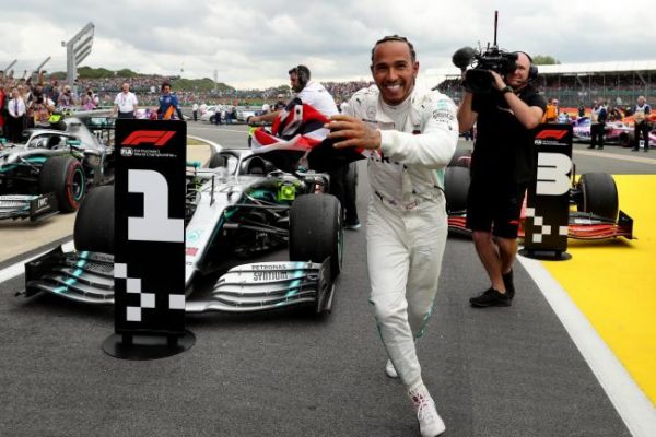 F1 Hamilton beffa Leclerc a due giri dal traguardo