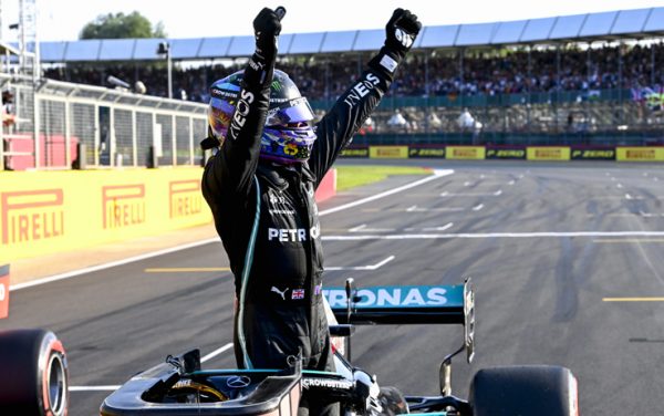 F1 Hamilton beffa Leclerc a tre giri dal traguardo