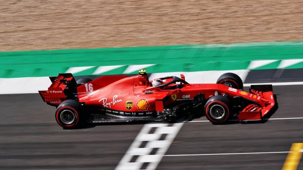 F1 Hamilton beffa Leclerc a due giri dal traguardo