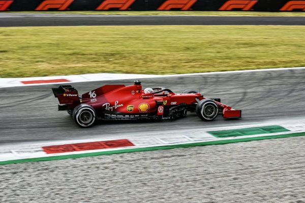 Al Gp di Monza Verstappen e Hamilton finiscono uno sopra all'altro e lasciano il traguardo all'australiano Ricciardo. Ferrari fuori dal podio