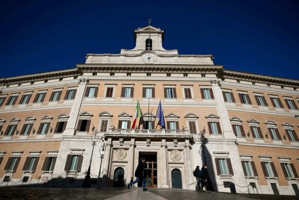 Quirinale domenica d'ammuina politica
