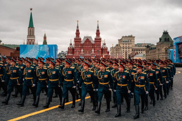 Droni ritirate e parate militari il tempo sospeso di Mosca