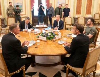L'Europa di Draghi Macron e Scholz si mobilita a difesa dell'Ucraina 