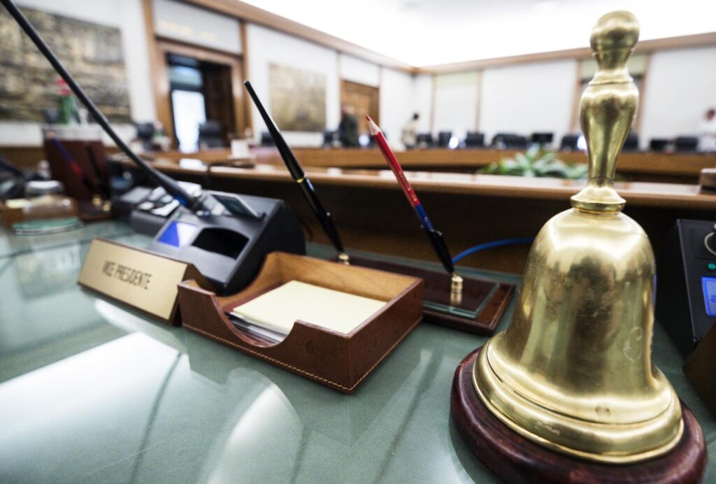 La riforma costituzionale sulla separazione delle carriere dei magistrati taglia il primo traguardo e incassa il via libera della Camera.
