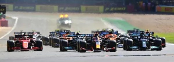 Sainz restituisce la Ferrari alla vittoria Leclerc quarto