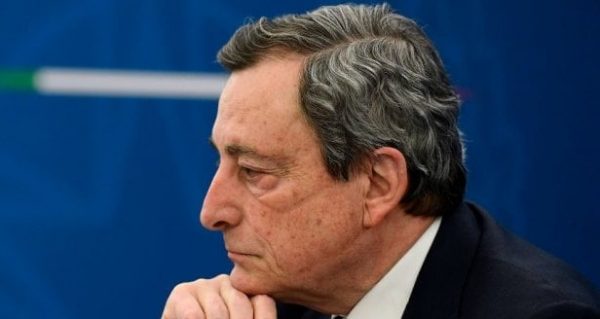 Draghi non lascia e anzi raddoppia