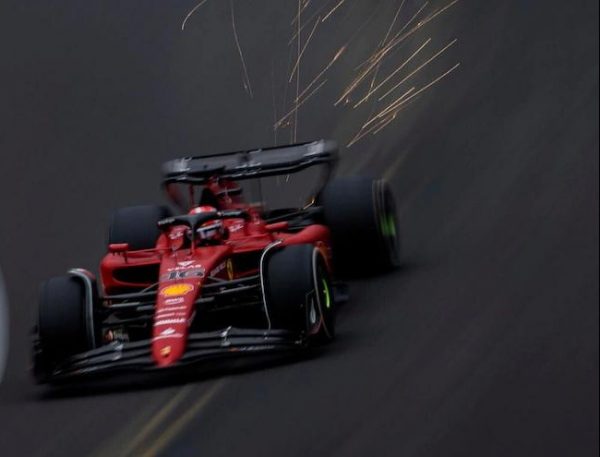 Durano pochi giri le illusioni delle Ferrari di Sainz e Leclerc superate dalla Red Bull del campione del mondo Max Verstappen