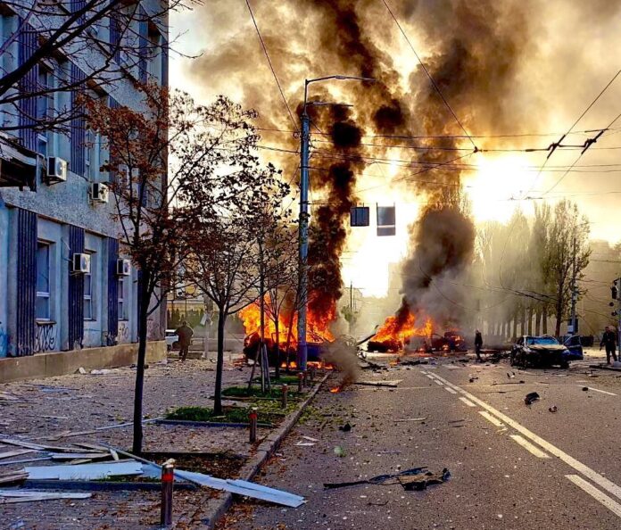 Ucraina Mosca tratta e bombarda