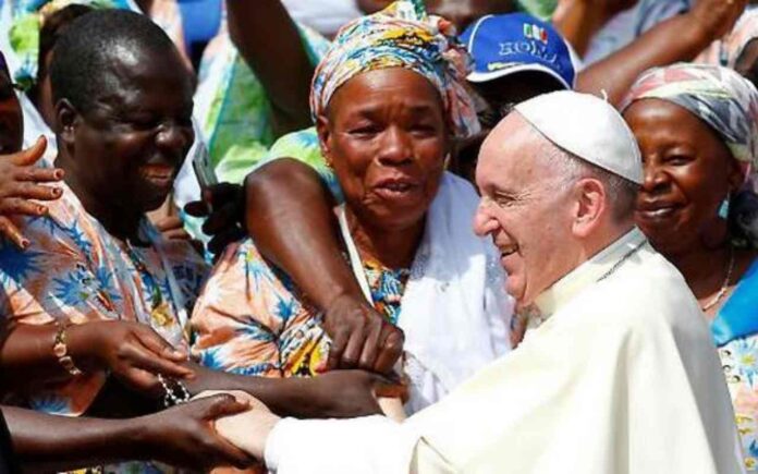 Foto di un precedente viaggio in Africa del Papa