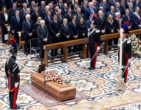 Esequie Berlusconi: metamorfosi politica con lampi di revenge news