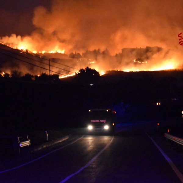 Prove d’apocalisse tempeste al nord inferno di fuoco in Sicilia
