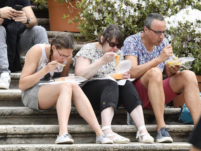 Bloccare sanzionare e regolamentare l'assalto dei turisti incivili
