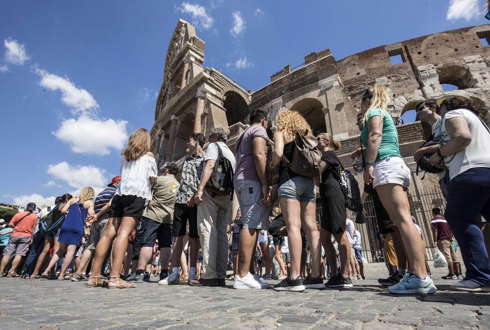 Bloccare sanzionare e regolamentare l'assalto dei turisti incivili