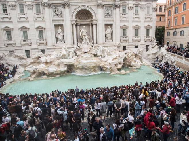 Bloccare sanzionare e regolamentare l'assalto dei turisti incivili