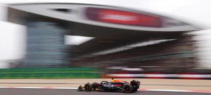 Cina: chicane di Verstappen sulla Grande Muraglia ma la Ferrari c’é