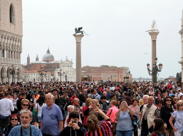 Bloccare sanzionare e regolamentare l'assalto dei turisti incivili
