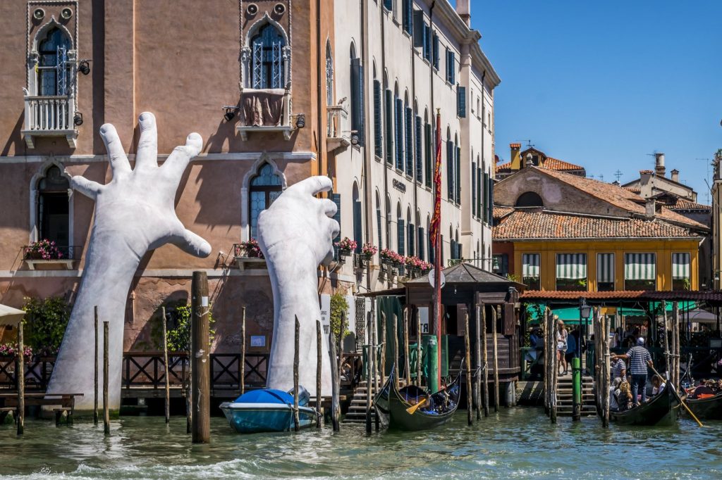 La Biennale di Venezia e l'arte di tornare indietro