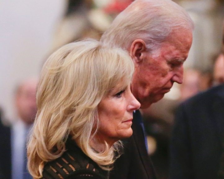 Biden parla di ritiro poi balbetta una smentita ma l'America spera