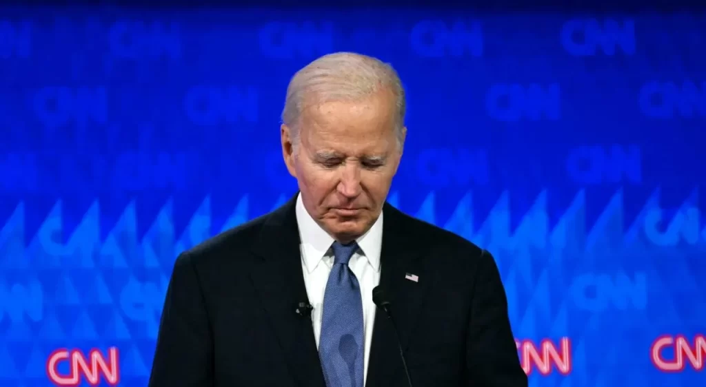 Biden parla di ritiro poi balbetta una smentita ma l'America spera
