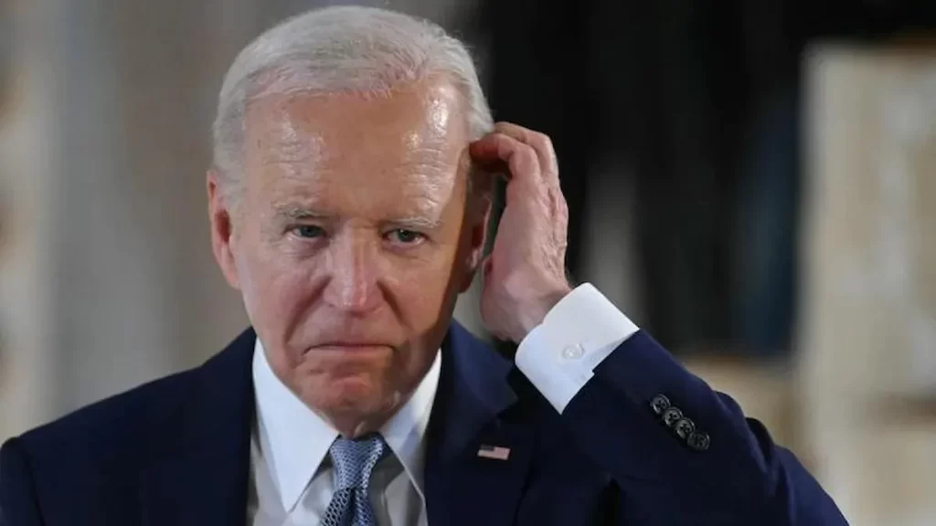 Biden parla di ritiro poi balbetta una smentita ma l'America spera