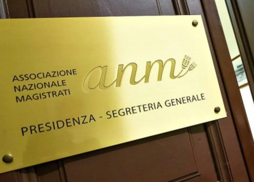 La riforma costituzionale sulla separazione delle carriere dei magistrati taglia il primo traguardo e incassa il via libera della Camera.