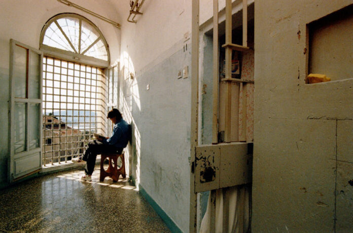 Violenze e mancato rispetto della dignità dei detenuti: l’inciviltà delle carceri