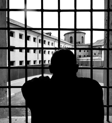 Violenze e mancato rispetto della dignità dei detenuti: l’inciviltà delle carceri