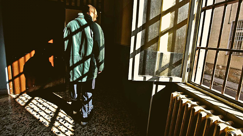 Violenze e mancato rispetto della dignità dei detenuti: l’inciviltà delle carceri