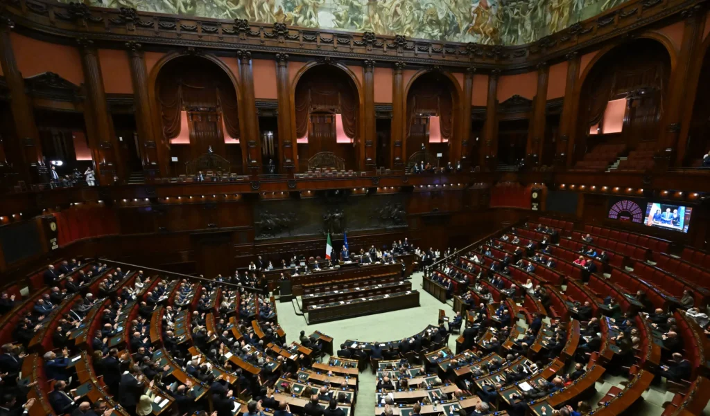 La riforma costituzionale sulla separazione delle carriere dei magistrati taglia il primo traguardo e incassa il via libera della Camera.