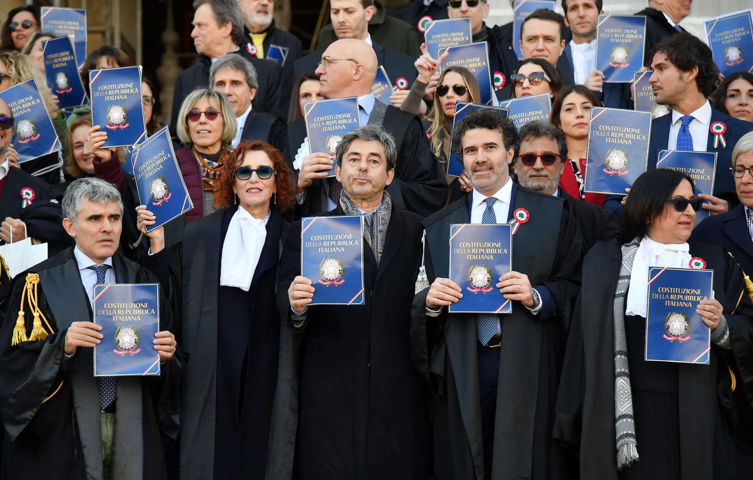 Toga e coccarda magistrati in sciopero per una Giustizia non condizionabile